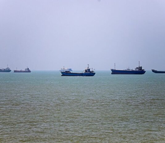Veja Vídeo – Irã adverte navios para que não se desviem da rota demarcada em Ormuz: ‘aumentará tensões’