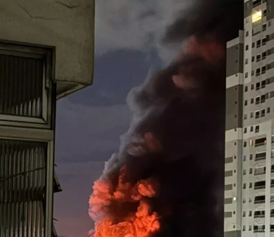 Veja Vídeo – Incêndio de grandes proporções atinge galpões de autopeças em São Paulo; veja vídeo