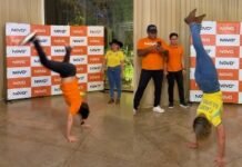 Pré-candidata entra na brincadeira e leva a melhor em desafio com apoiadores jovens