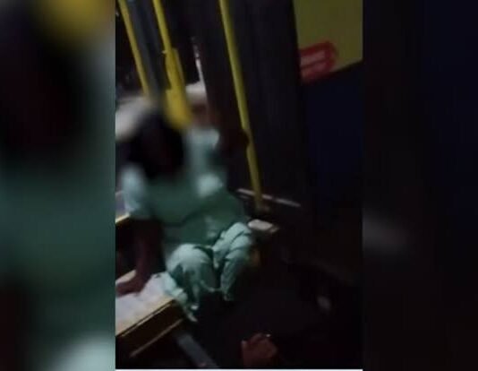 Veja Vídeo – Mulher cadeirante precisa se arrastar para sair do ônibus após falha no elevador em MG; veja