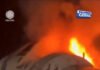 Avião cai em rodovia e pega fogo com passageiros dentro; assista ao vídeo