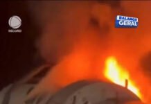 Avião cai em rodovia e pega fogo com passageiros dentro; assista ao vídeo
