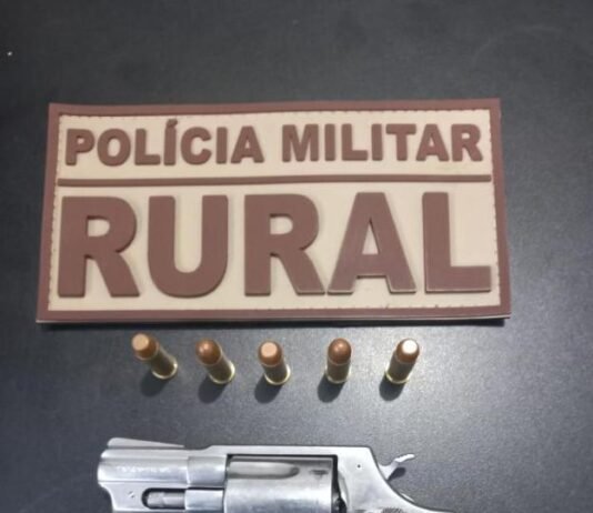 Homem é preso com arma após ameaçar matar o vizinho