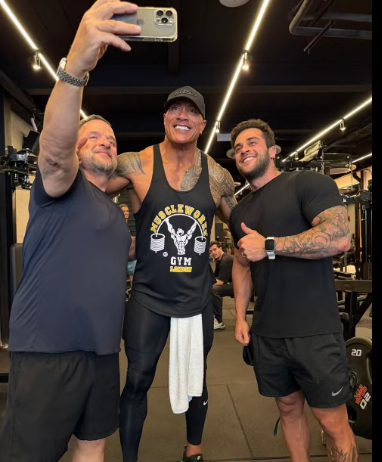 Veja Vídeo – ‘The Rock’ Dwayne Johnson treina em academia no Humaitá em passagem pelo RJ