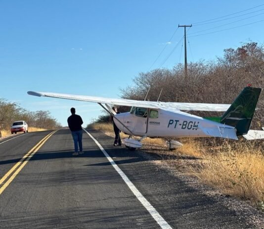 Veja Vídeo – Avião monomotor faz pouso forçado em rodovia no interior do PI após pane elétrica; veja