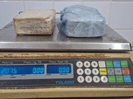 PM encontra dois tabletes de pasta base escondidos em balde de motociclista