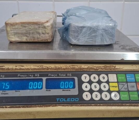 PM encontra dois tabletes de pasta base escondidos em balde de motociclista