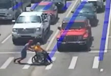Veja Vídeo – Herói na vida real: “Homem-Aranha” ajuda cadeirante a atravessar faixa