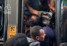 Veja Vídeo – “A pessoa é amassada e humilhada”, diz passageiro ao tentar entrar em ônibus lotado
