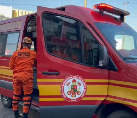 Trabalhador sofre descarga elétrica e cai de andaime