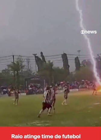 Veja Vídeo – Raio atinge jogadores de futebol durante partida na Tailândia; 1 morre e 12 ficam feridos