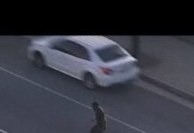 Veja Vídeo – Cena de filme: homem dança sobre carro em movimento enquanto foge da polícia nos EUA