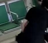 Veja Vídeo – Homem tenta ensinar amigo a se soltar de cadeira de hospital e acaba preso também