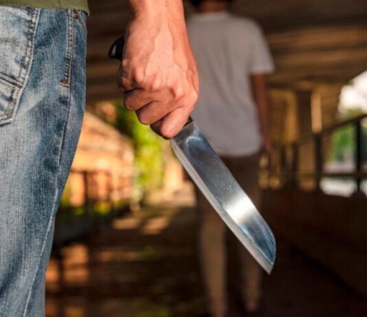 Homem é esfaqueado por vizinho após briga por causa de cachorro