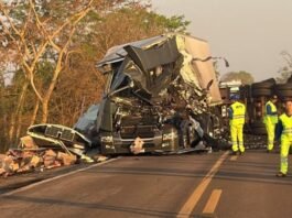 Acidente com carretas na BR-364 deixa caminhoneiro morto