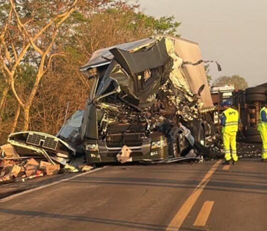 Acidente com carretas na BR-364 deixa caminhoneiro morto