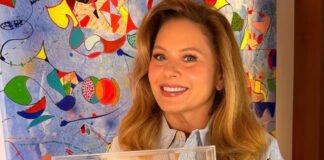 Vera Fischer ganha réplica de estrela da Calçada da Fama da Globo e celebra