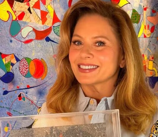 Vera Fischer ganha réplica de estrela da Calçada da Fama da Globo e celebra