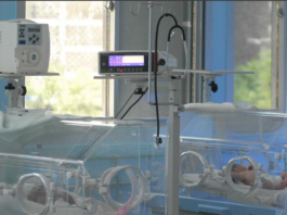 Bebê com insuficiência renal aguarda transferência há 4 dias