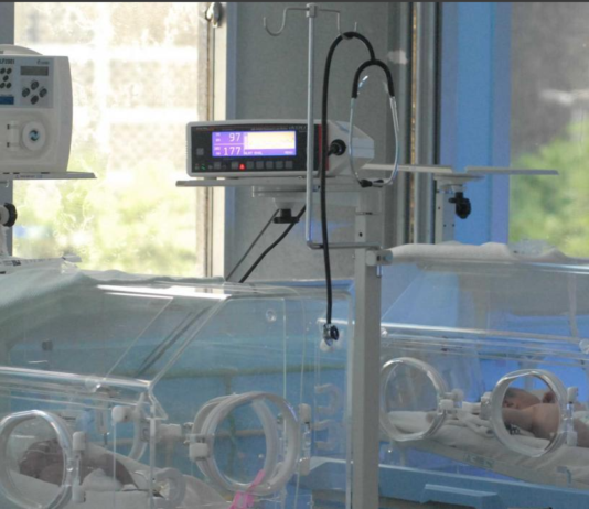 Bebê com insuficiência renal aguarda transferência há 4 dias