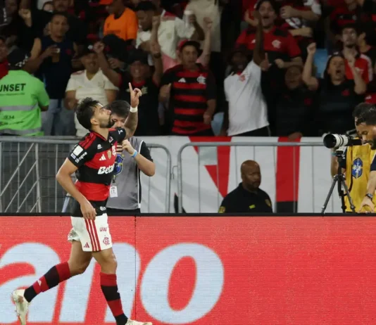 Flamengo vence e fica a um ponto do Palmeiras, líder do Brasileirão