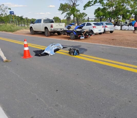 Homem pula de moto, é atropelado por caminhonete e morre
