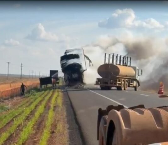 Carreta carregada de algodão pega fogo em rodovia de MT