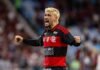 Flamengo vence Atlético-MG no último lance e assume liderança do Brasileirão