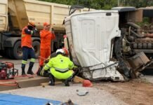Motorista que morreu após carreta tombar é identificado