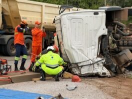 Motorista que morreu após carreta tombar é identificado