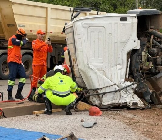 Motorista que morreu após carreta tombar é identificado