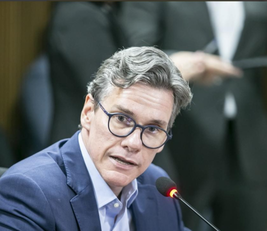 Governo estuda programa de demissão voluntária e adoção de IA, diz Gallo